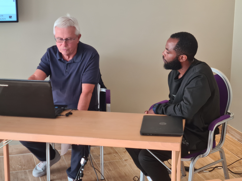 Einar Fæste med Patrick i Rwanda